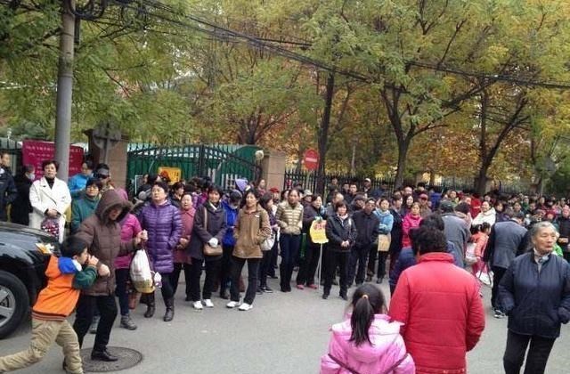 家有二宝育儿|大学教授怒批“家长接送”行为，直言会毁了孩子，家长回怼太真实