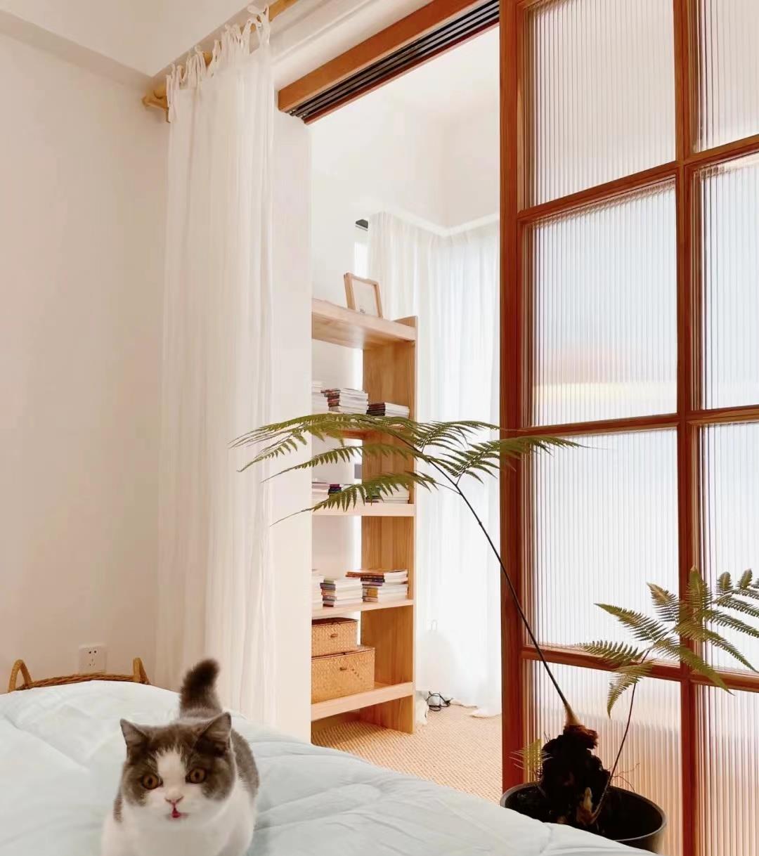 98㎡原木风新居，大白墙搭配原木家具，朋友来家做客都说像大平层