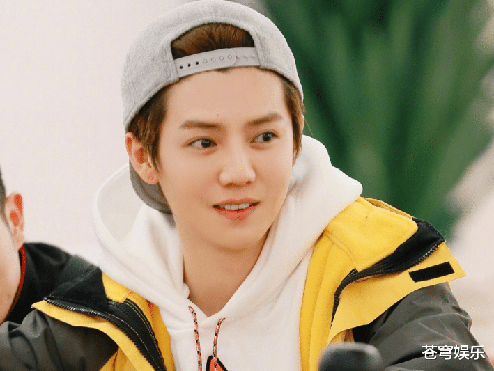 关晓彤|关晓彤发自拍存货，打马赛克照片意外抢眼，放大五倍后鹿晗出现了