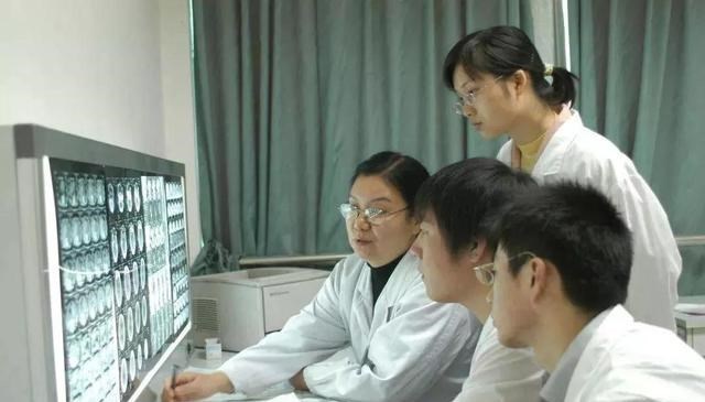 |学医就业两极分化，少数人拿高薪，多数难找工作被迫转行
