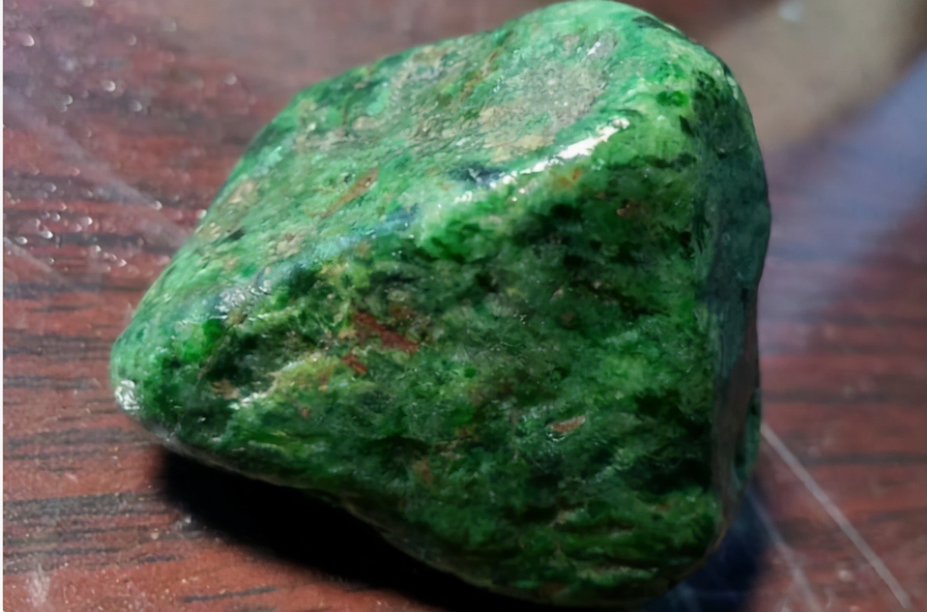 翡翠|1.3万捡漏的翡翠小色料，雕出一块山水牌，结果差点吓懵雕刻师