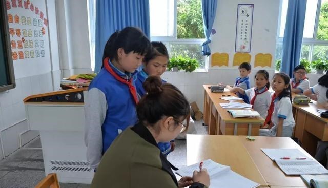 月月读唐诗|开学课后服务，老师弹性上下班了吗？校长：不许调课，随时迎检