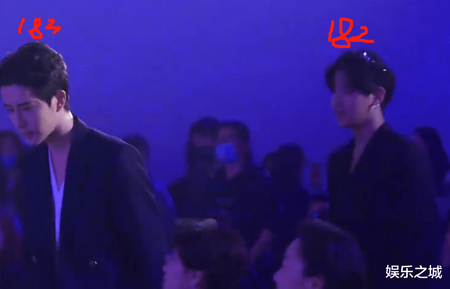 于朦胧|于朦胧黄明昊差1厘米，两个人上台领奖，谁谎报身高一望而知