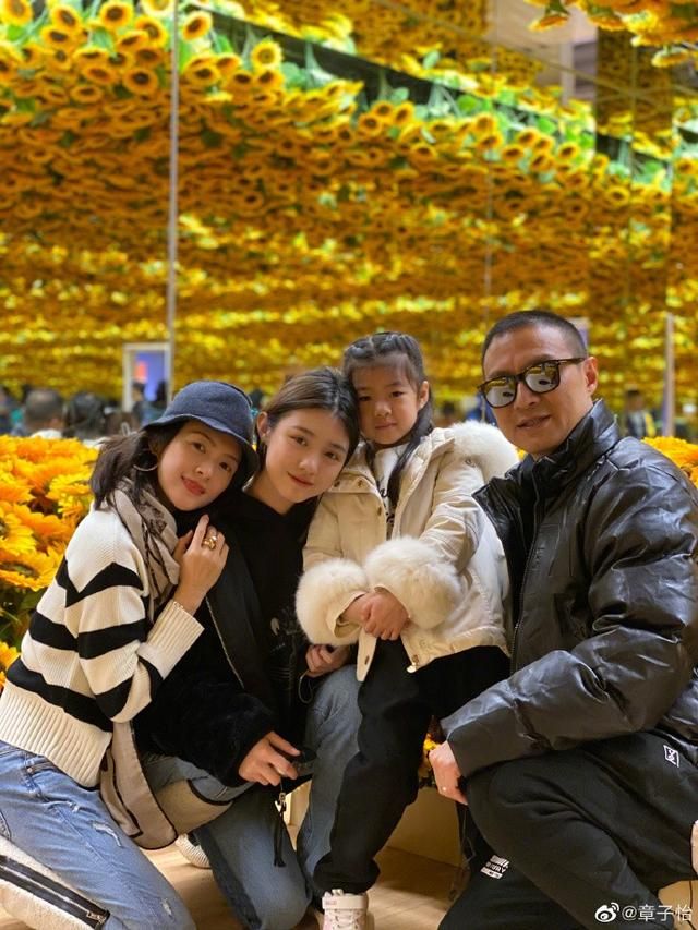 章子怡|章子怡全家出游，1岁儿子画画超可爱，俩女儿颜值差异大