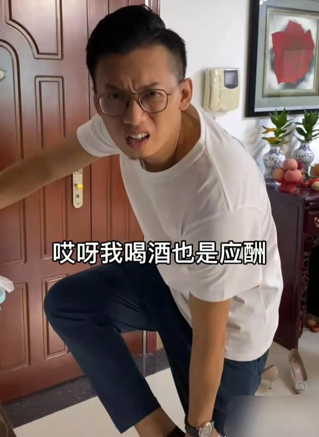 新晋宝妈育儿记|朋友打电话要爸爸出去喝酒，爸爸立马答应，儿子：你记住家是讲爱的地方！