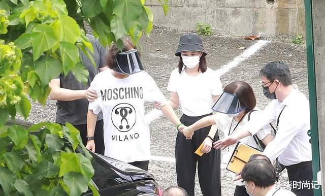 赌王|四房齐聚送别赌王，三房一家穿浅色太突兀，何超欣穿着隆重似走秀