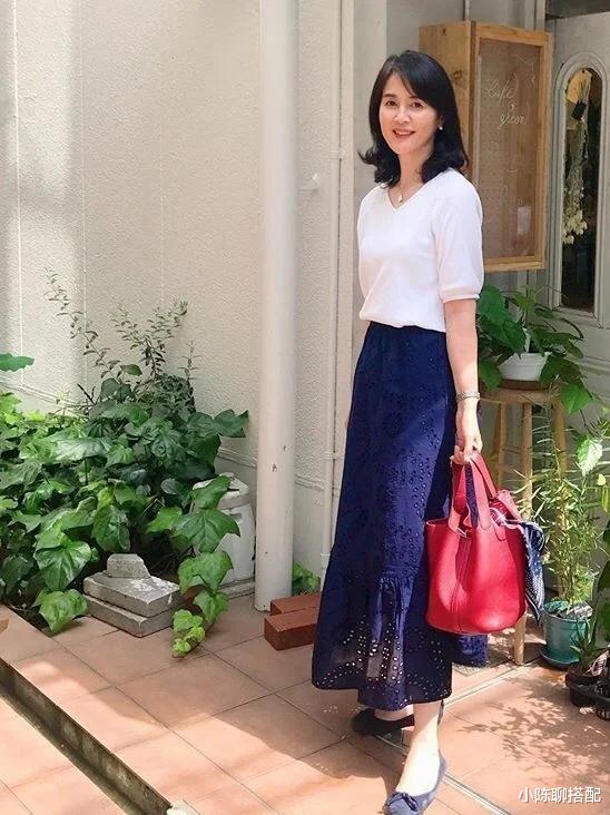 小陈聊搭配|建议中年女性，别穿大红大紫，瞧日本主妇这样穿，优雅气质
