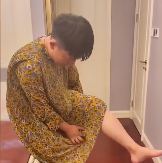 爱心常相伴|爸爸为女儿做示范, 穿裙子时的坐姿很重要! 网友：笑着笑着就哭了