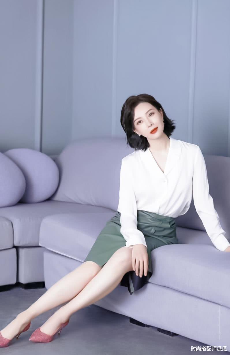 时尚搭配师瓜瓜|50多岁的女人，别只会穿裤子+上衣，夏天多穿裙子，又美又优雅