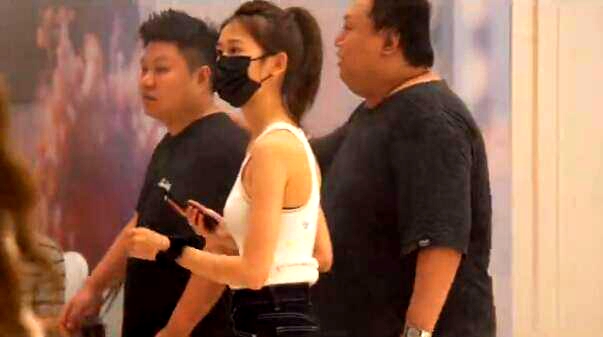 孙一宁|网友在小区偶遇网红孙一宁，拍下对方无修图，颜值大跌判若两人