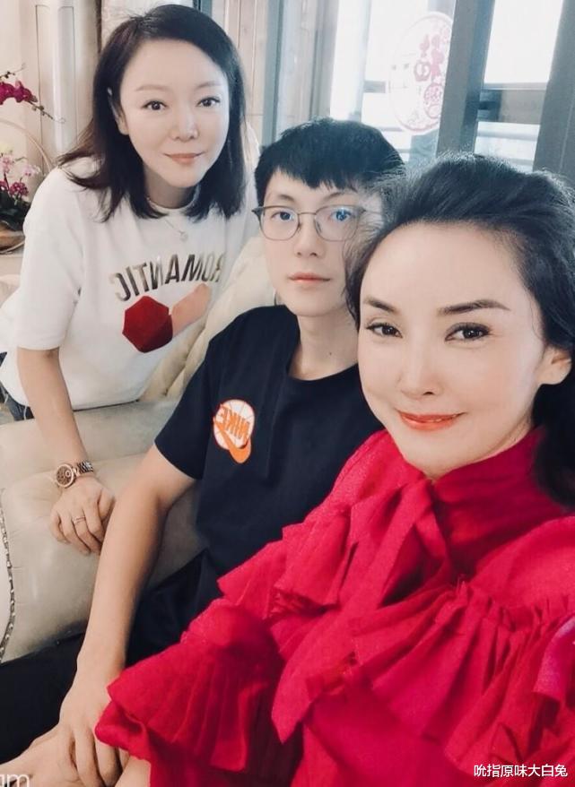 广东男篮|胡明轩在广东队赚了多少钱?电动车都靠美女送,妈妈是新疆队球迷