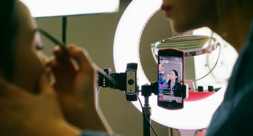 化妆品|女性爱美是天性,化妆打扮的人越来越多,美妆市场迎来新阶段