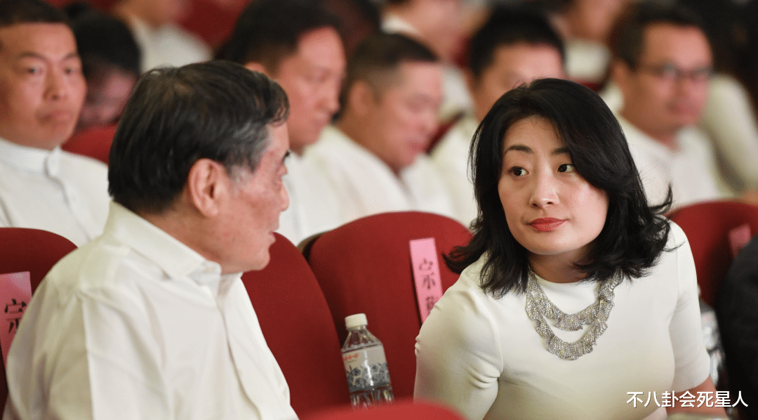 章泽天|4位内地名媛千金，身价4百亿39岁未嫁，章泽天和她同场被冷落