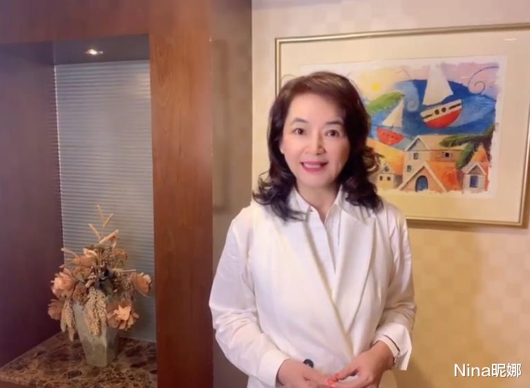 Nina昵娜|孙俪姨奶奶首次公开晒视频，63岁穿外套满口台湾腔，对镜头很从容