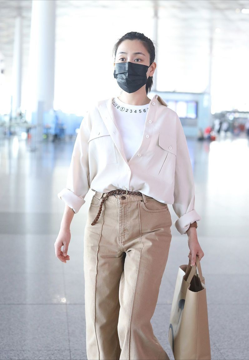 何有强 马苏终于不再高调，穿着一身“工装风”走机场，素颜还挺耐看的