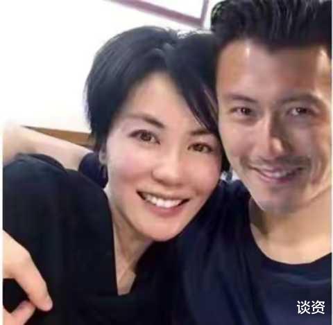 王菲|52岁王菲久违现身，大衣搭配万元包，4名助理同行气场足