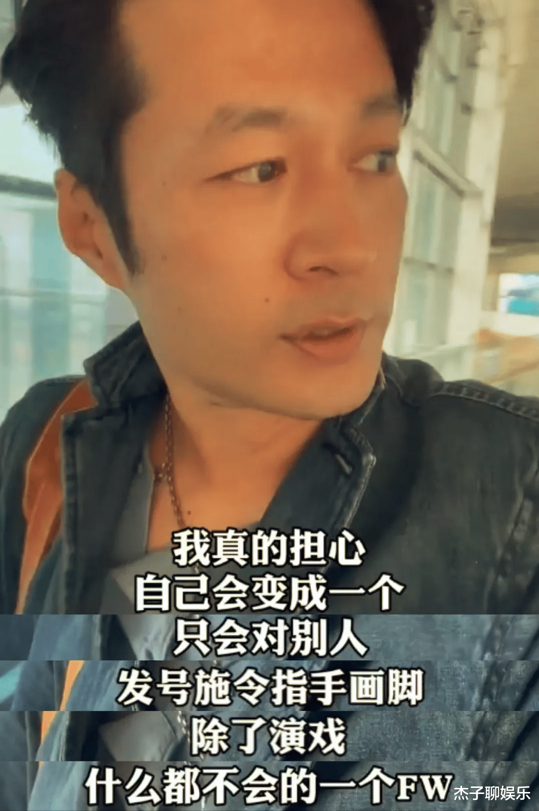 谭凯|独自出差的老戏骨，因没有助理被嘲可怜，他的回应打了多少人的脸