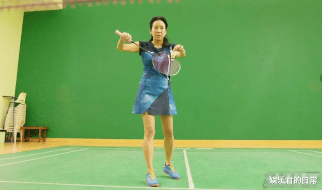 香港小姐|郭晶晶63岁婆婆打羽毛球，素颜露面大秀美腿，身材不输小28岁港姐