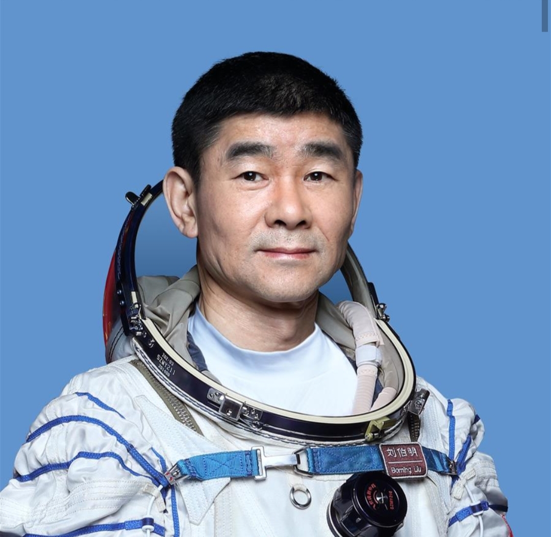 科学家 为什么我国宇航员返回陆地，是要坐在轮椅上的？