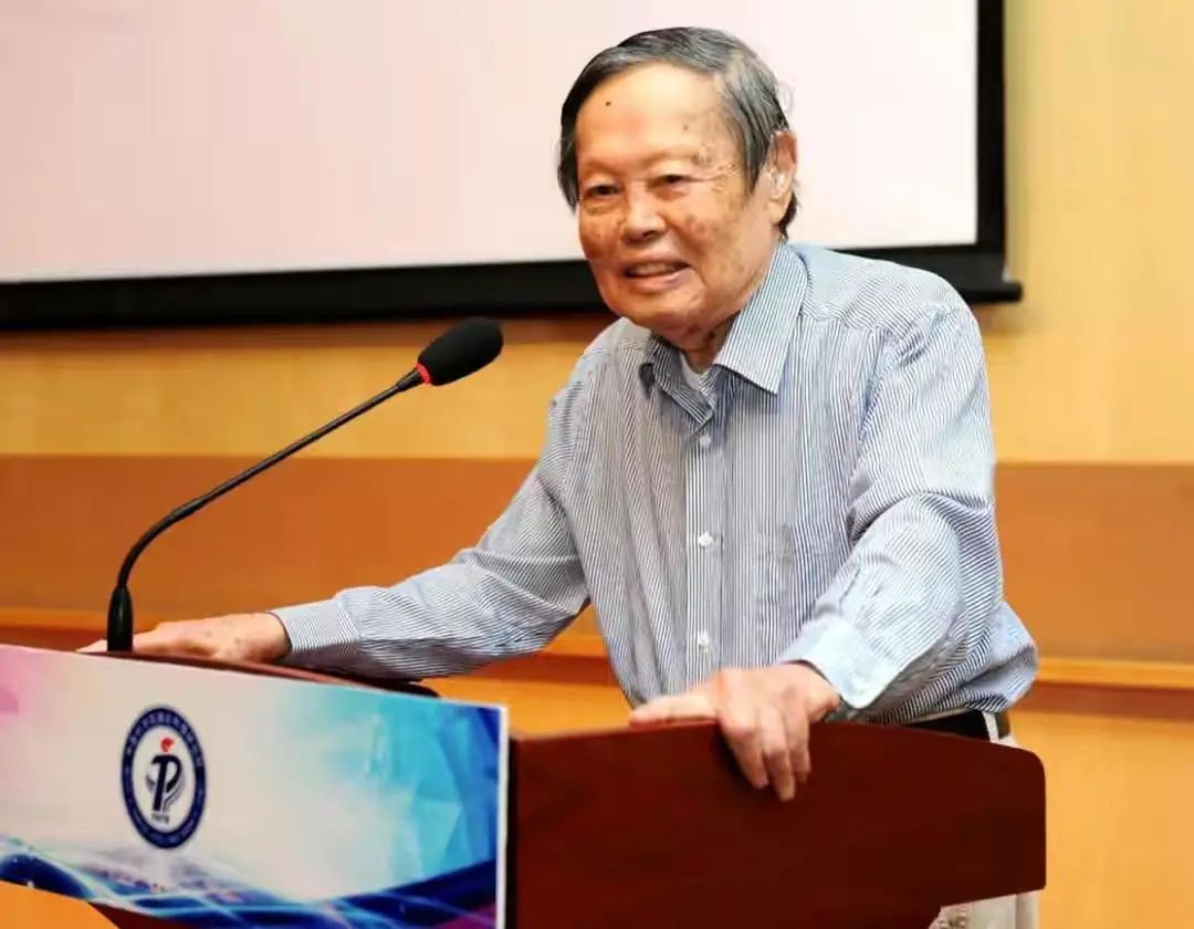 杨振宁|99岁杨振宁“豪宅”曝光，千元冰箱客厅狭窄，打脸了多少“明星”？