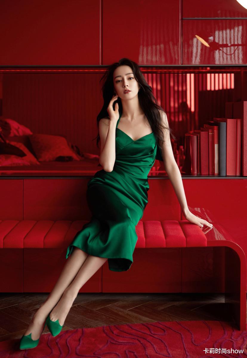 卡莉时尚show|迪丽热巴比例是真的好，身穿白色挂脖裙，颜值身材都让人羡慕