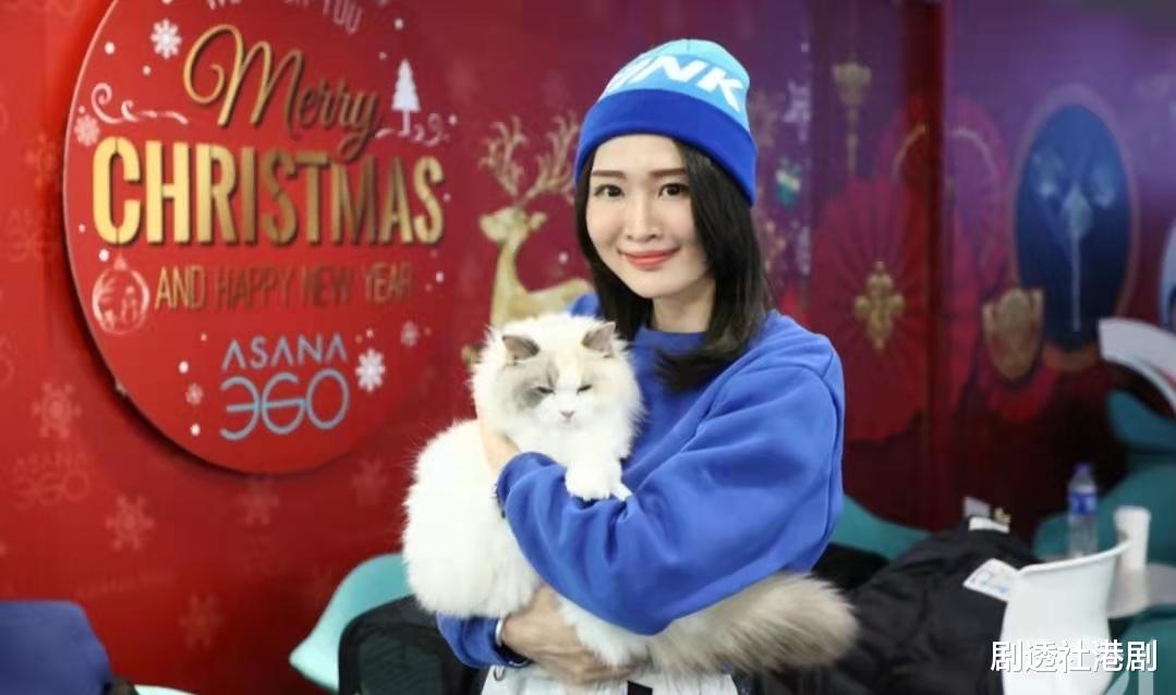 颁奖礼|好Man!香港女歌手颁奖礼突然晕倒,获TVB视帝公主抱回后台休息