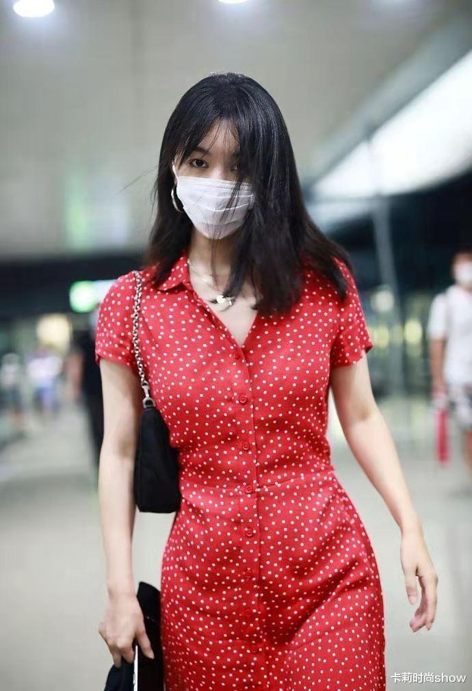 卡莉时尚show|李菲儿30+也有女团感,窈窕身材穿波点裙,大红色太显少女气质