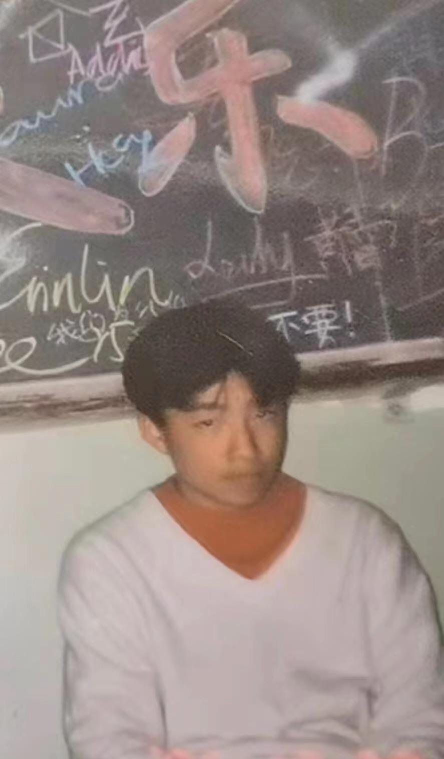 汪小菲|汪小菲凌晨晒照思念女儿，称父女俩长得像，还回应女儿回内地生活