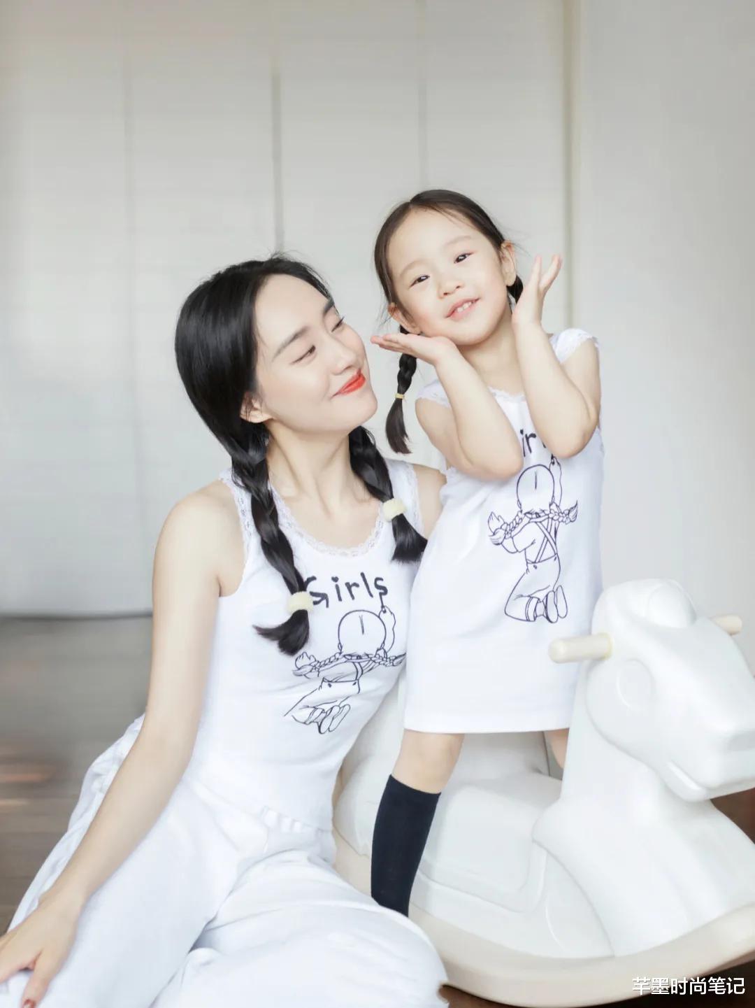 穿衣搭配|王智和女儿同框穿母女装，真是好“装嫩”，双马尾彰显可爱又减龄