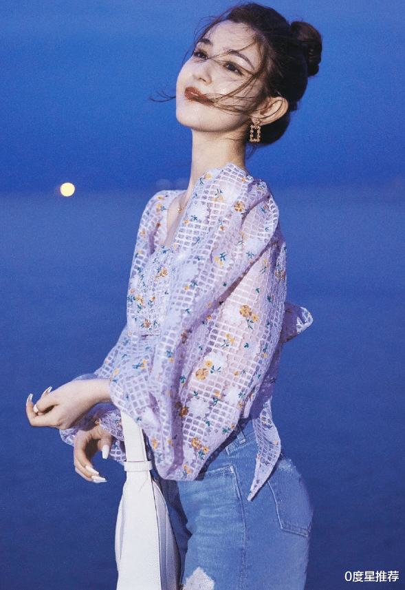 迪丽热巴|曾被夸颜值完胜迪丽热巴，今穿上衣只打一个结，25岁已美出天际