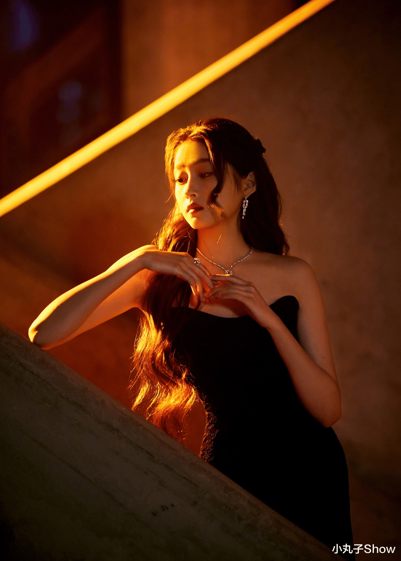 小S|24岁关晓彤身材没得说，白裙露出明晃晃的筷子腿，身材太让人羡慕