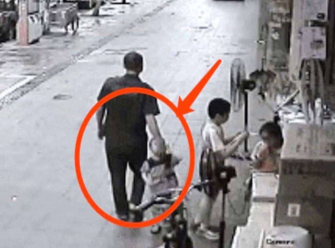 母婴说事|“一颗糖骗一个孩子”没见过这么嚣张的人贩子，看完不能再淡定