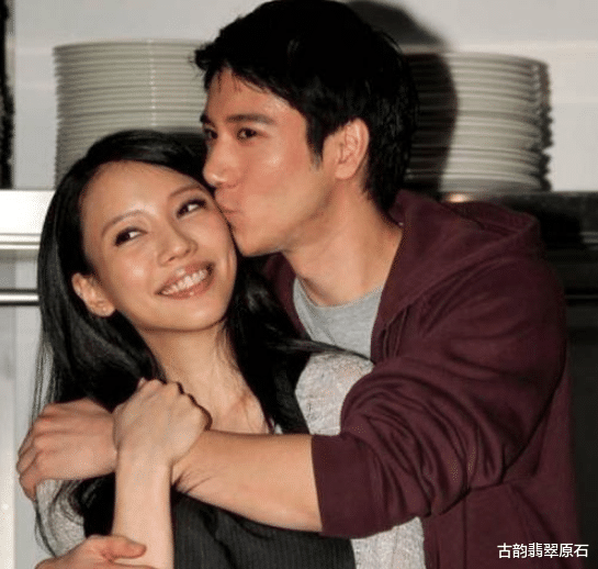 赌王|从护工变阔太，陈婉珍一路走来并不简单！赌王送的千万级翡翠手镯戴了几十年