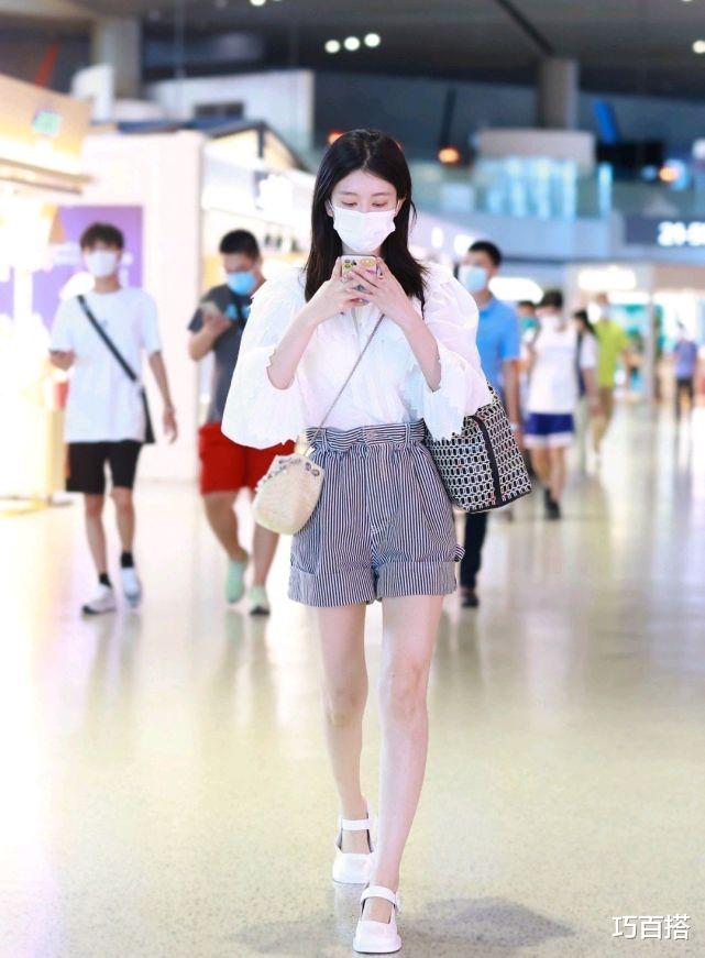 巧百搭|乔欣真是个心机girl，走机场只是选对裤子，分分钟变身腿精