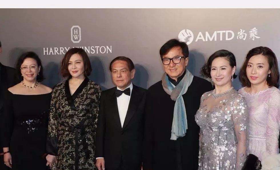 何超琼|何超琼曾跟刘銮雄去看电影，记者问她许晋亨气不气，她却满不在乎