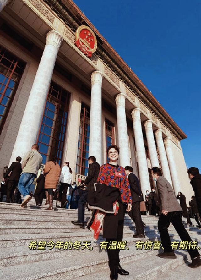 王馥荔|王馥荔一组文代会最新照片，别看已72岁，但长相年轻仿若青春再现