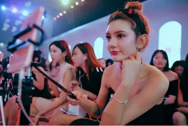 婚恋观|小伙给女主播打赏9千万，线下见面娶回家，网友：连本带人回收