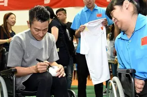 刘德华|赵薇出事后，刘德华再上热搜，没想到你是这样的人！