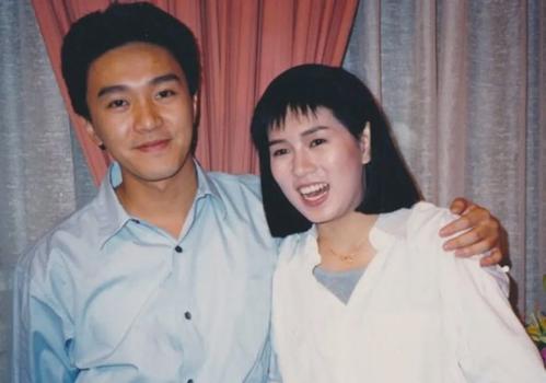 周星驰|周星驰为什么至今不结婚？吴孟达：她的离开，染白了星爷的黑发