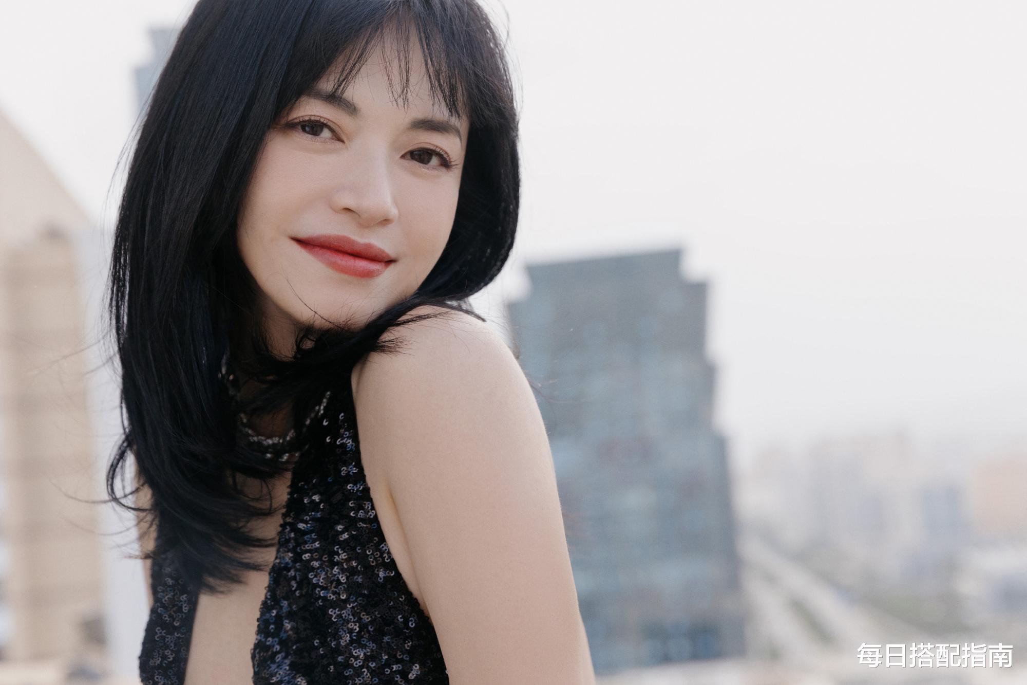 每日搭配指南|姚晨这造型真有韵味,穿亮片连体裤大秀事业线,散发成熟女性魅力