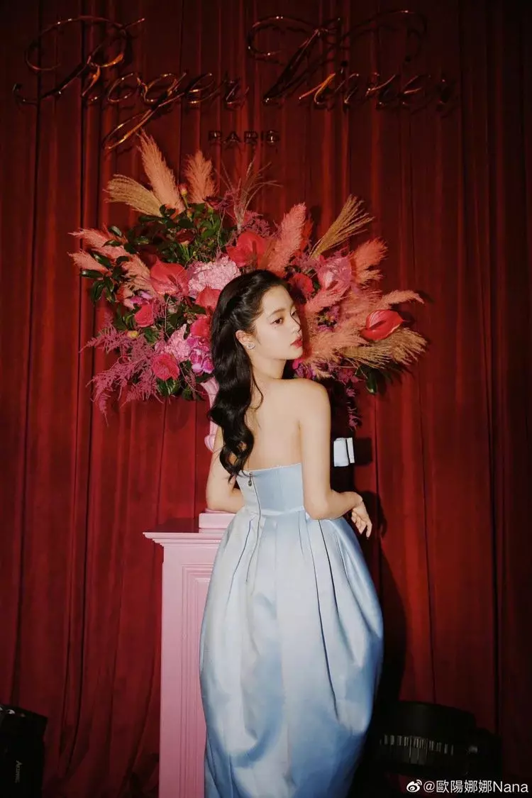 长津湖|欧阳娜娜数个时尚品牌代言 抹胸礼服变成熟