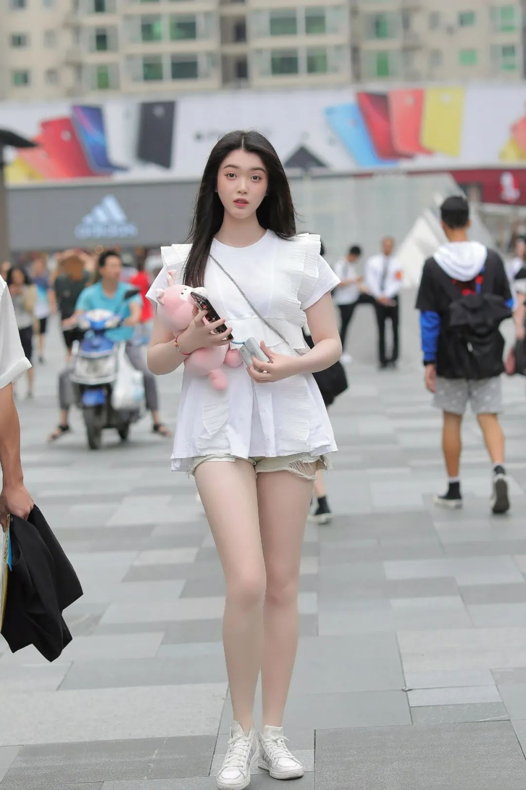 时尚穿搭女装|街拍:穿白衣的时尚女生,这大长腿太羡慕了