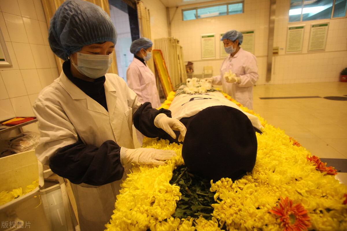 时越|殡仪馆迎来招聘季，待遇不错但要值夜班，没点胆量干不了！