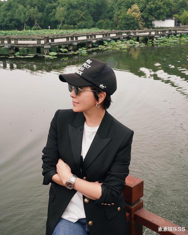 刘嘉玲|刘嘉玲带75岁母亲游西湖，弟媳妇一头红发抢镜，一家人气质真好