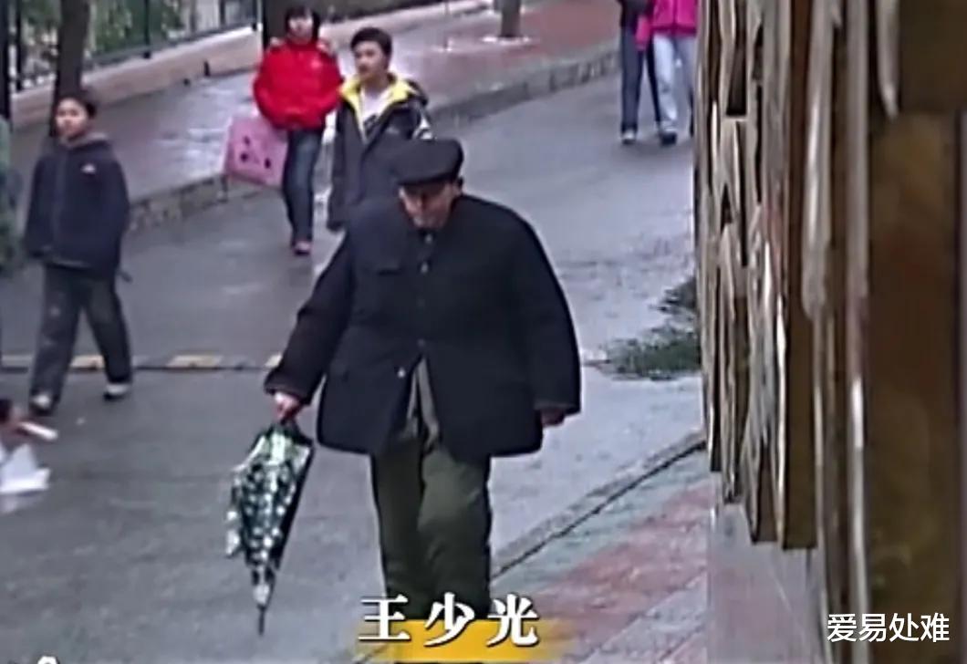 爱易处难 63岁大爷冬天穿30件衣服，13条裤子，夏天穿7件衣服，3条裤子