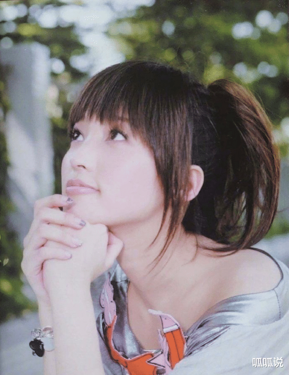 金莎|金莎求黄圣依介绍男友，多年绯闻不断却一直单身，只能怪经纪公司