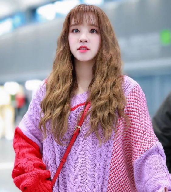 裤子|宋雨琦放弃羊毛卷发型,新短发造型曝光,完全换了一个人!