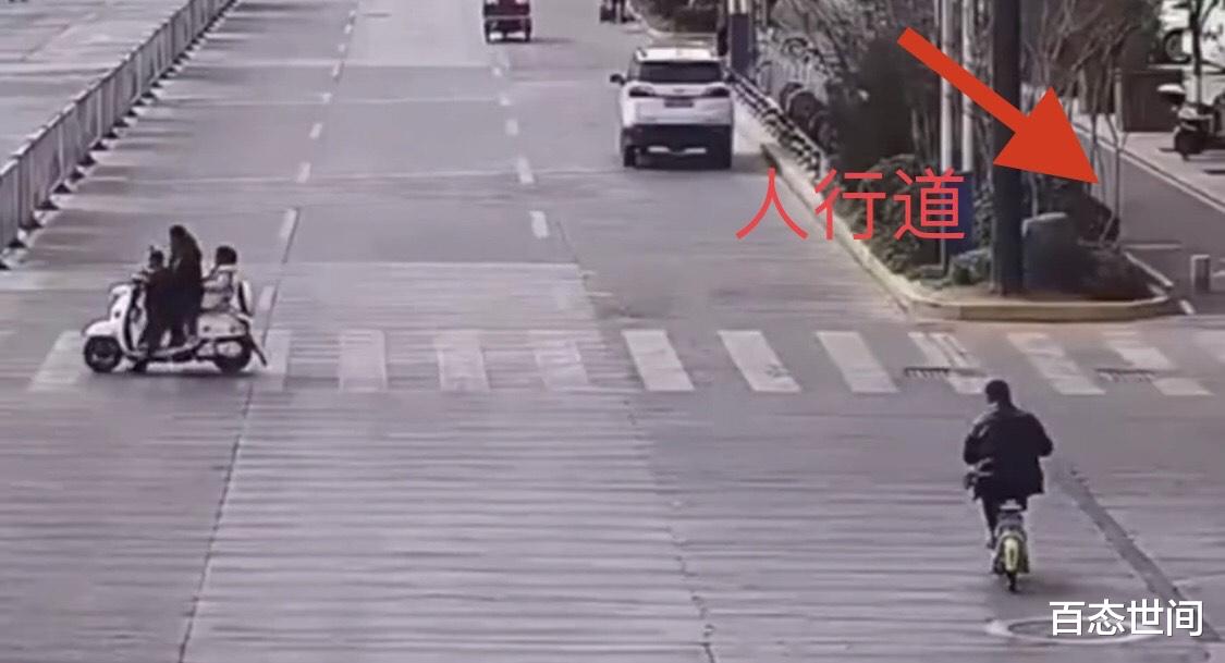 百态世间 男子在机动车道骑电动车，还全程低着头看手机，最终迎来报应