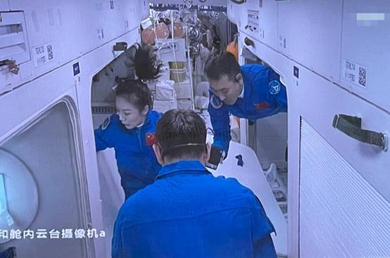 3名宇航员去太空“出差”,不能洗澡洗衣服,难道等着身上发臭?