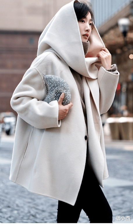 蓓小西 今年还是穿“小黑裤”最时髦，搭配针织衫、毛衣、大衣，真高级